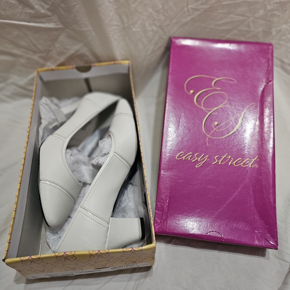 Easy Street Women's White Heels - Picture 2 of 8